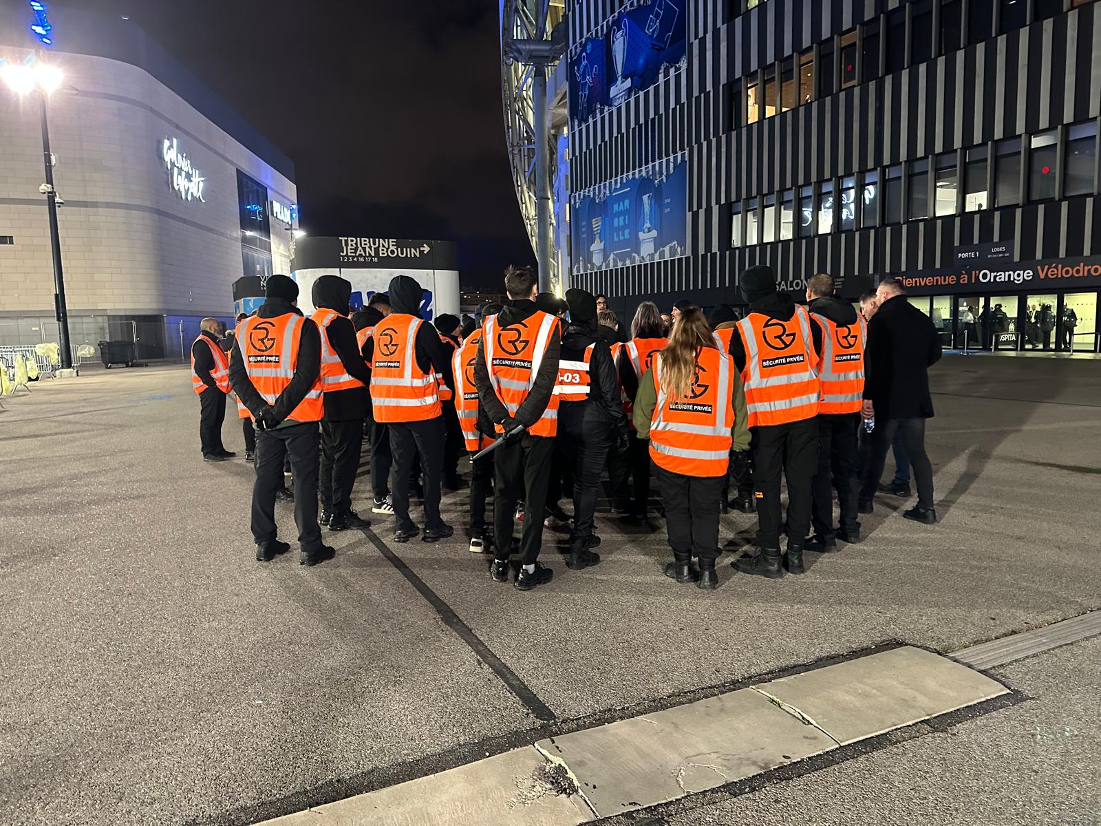 Équipe RG Sécurité en mission devant l'Orange Vélodrome de Marseille